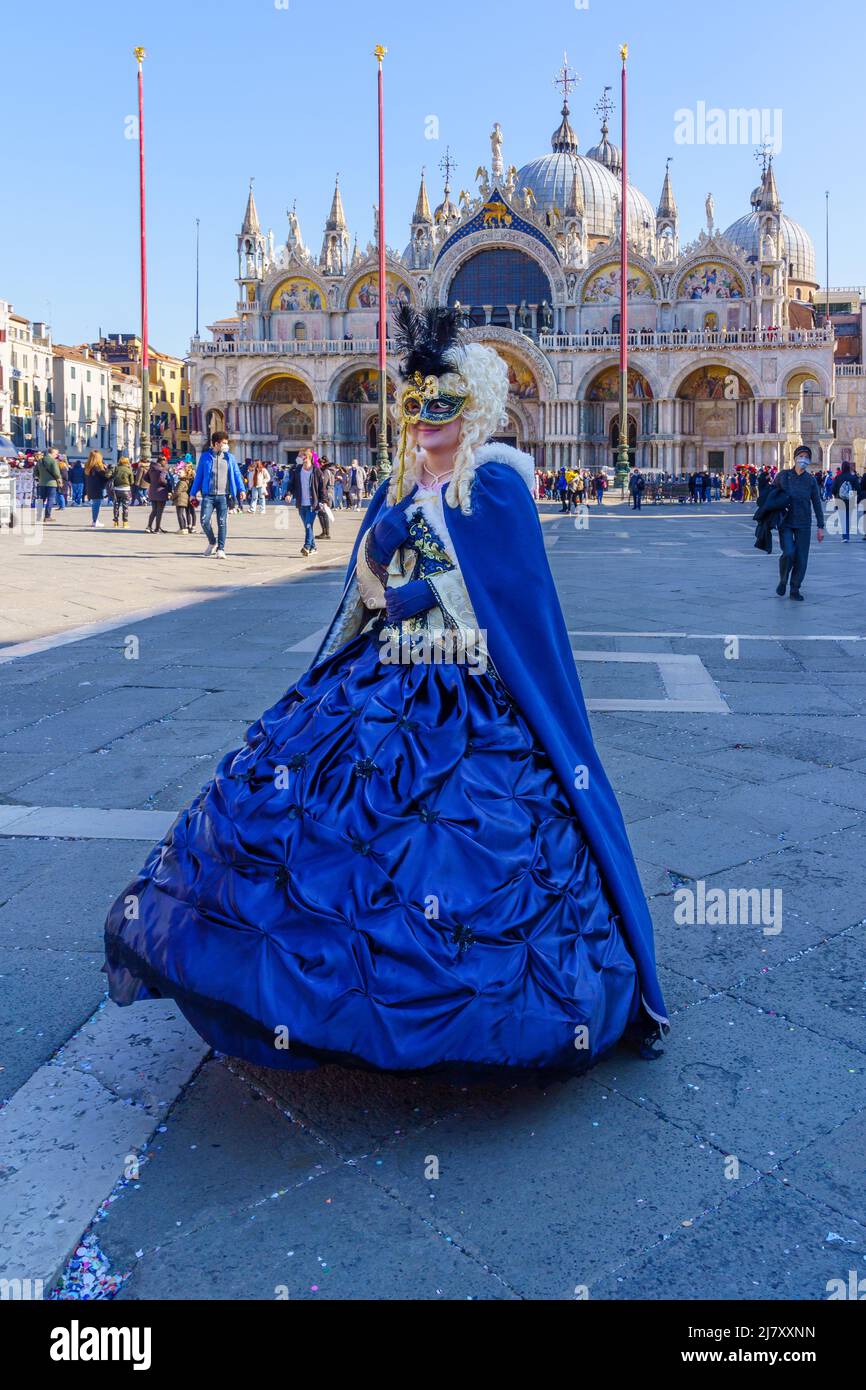 Venise, Italie - 28 février 2022 : femme vêtue en costume traditionnel, sur la place Saint-Marc, dans le cadre du carnaval du masque de Venise, Vénétie, Italie Banque D'Images