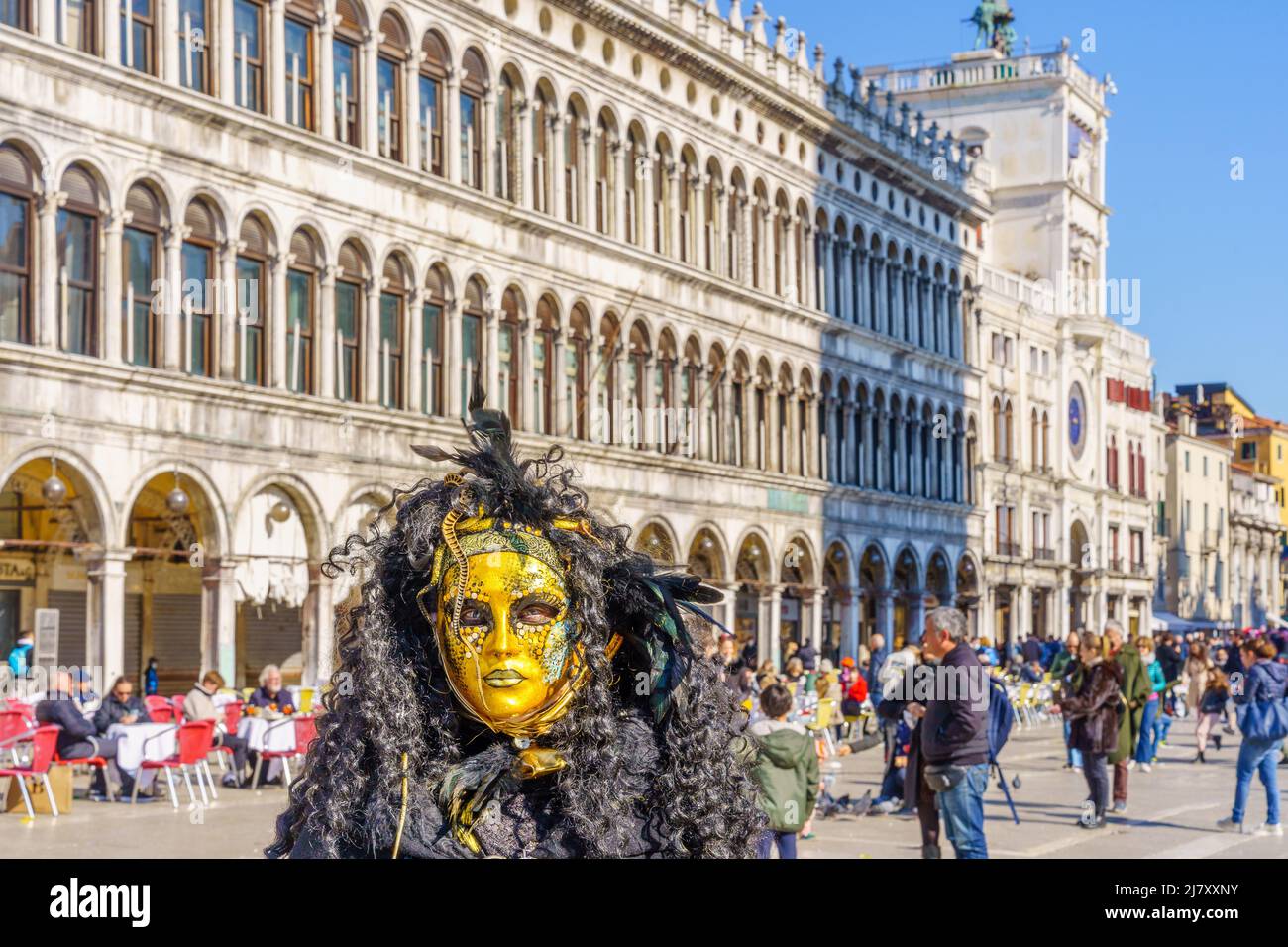 Venise, Italie - 28 février 2022 : femme vêtue en costume traditionnel, sur la place Saint-Marc, dans le cadre du carnaval du masque de Venise, Vénétie, Italie Banque D'Images