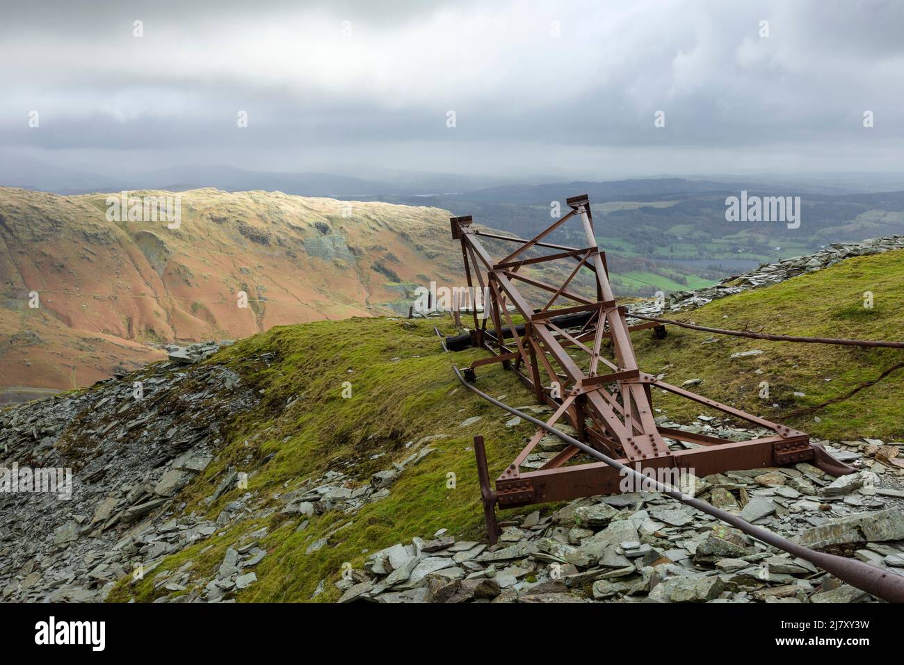 Vestiges de la carrière d'ardoise à la carrière de Saddlestone sur le flanc nord-est du vieil homme de Coniston avec la vallée de Coppermine en contrebas dans le parc national de Lake District, Cumbria, Angleterre. Banque D'Images