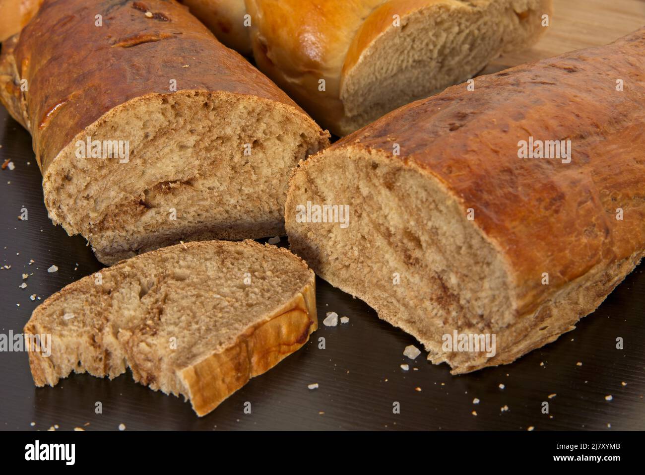 Pain en forme de tresse.Doux Challah.Tranche de pain à la banane pour le petit déjeuner, vue latérale.Tomates cerises .Photo de haute qualité Banque D'Images