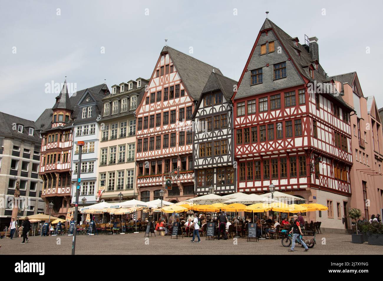 Vous pourrez vous asseoir à l'extérieur dans les restaurants de Römerberg, une place du marché historique, à Francfort, en Allemagne Banque D'Images