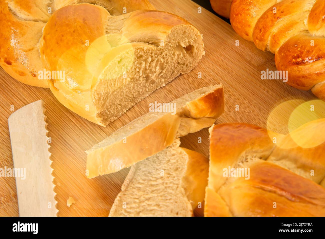 Pain en forme de tresse.Doux Challah.Tranche de pain à la banane pour le petit déjeuner, vue latérale.Tomates cerises .Photo de haute qualité Banque D'Images