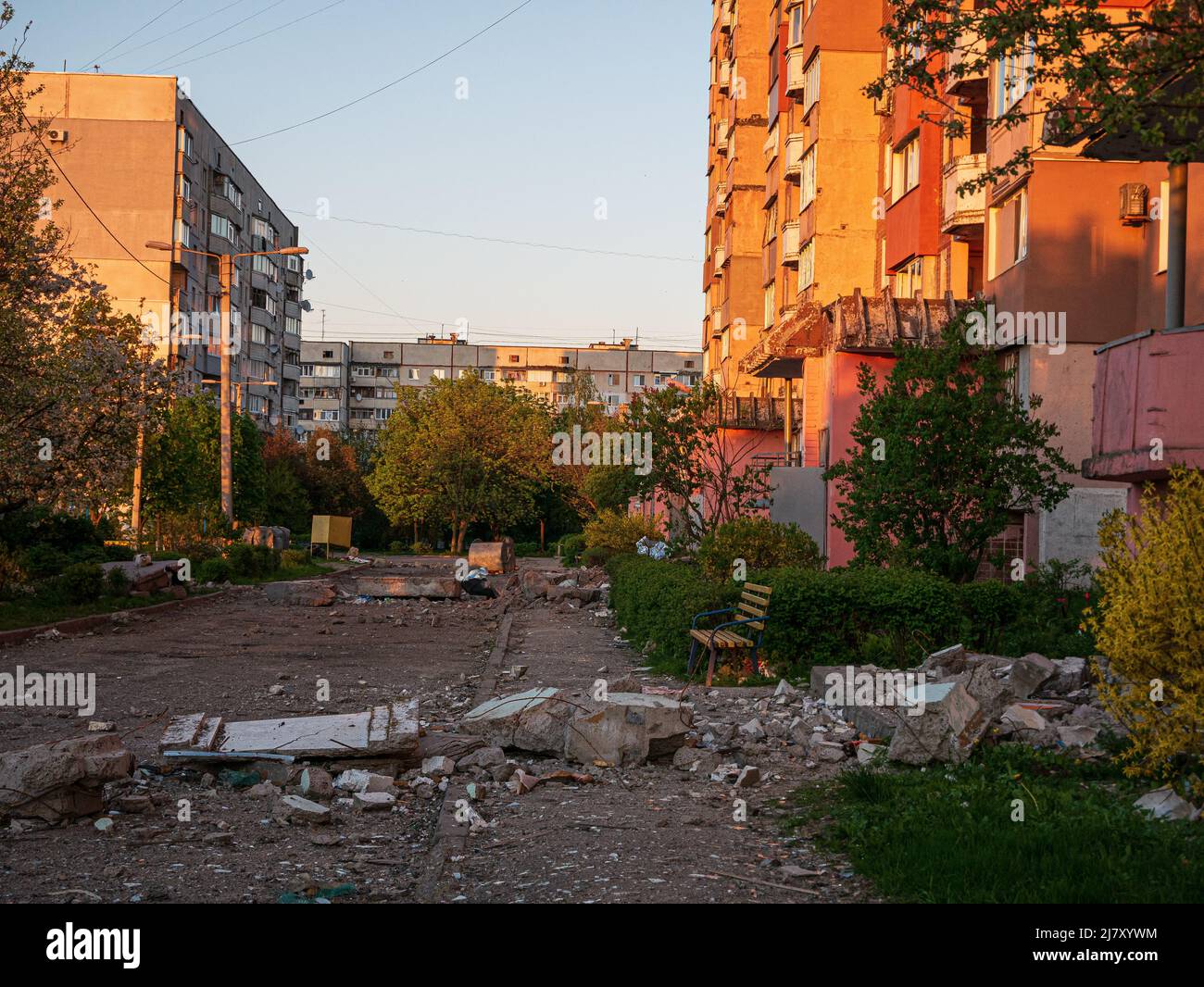 Kharkiv, Kharkov, Ukraine - 05.07.2022: Ruiné des fragments de rue vides de construction bombardé la maison de l'épave région résidentielle civile dans la guerre de ville Banque D'Images