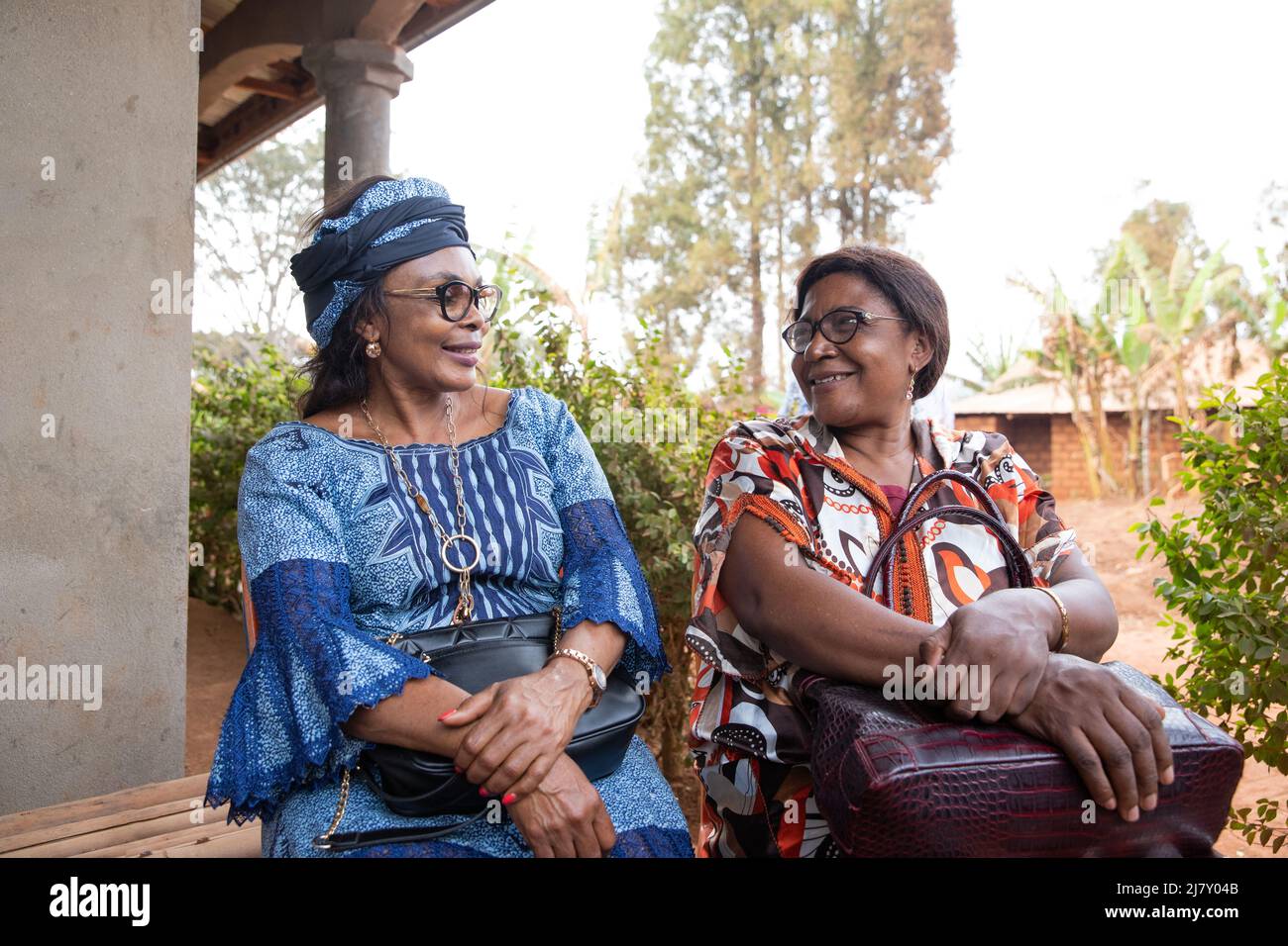 Deux femmes africaines senior amis sont assis et bavardent, les femmes africaines traditionnellement vêtues ensemble, le concept d'amitié pour adultes Banque D'Images