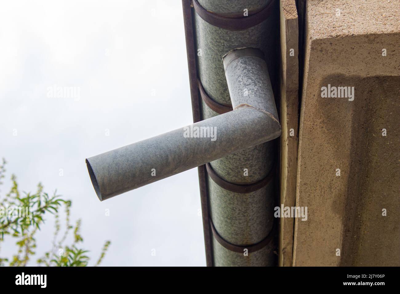 Vieux gouttières de toit en métal, gros plan. Méthode courante de vidange de l'eau de pluie. Banque D'Images
