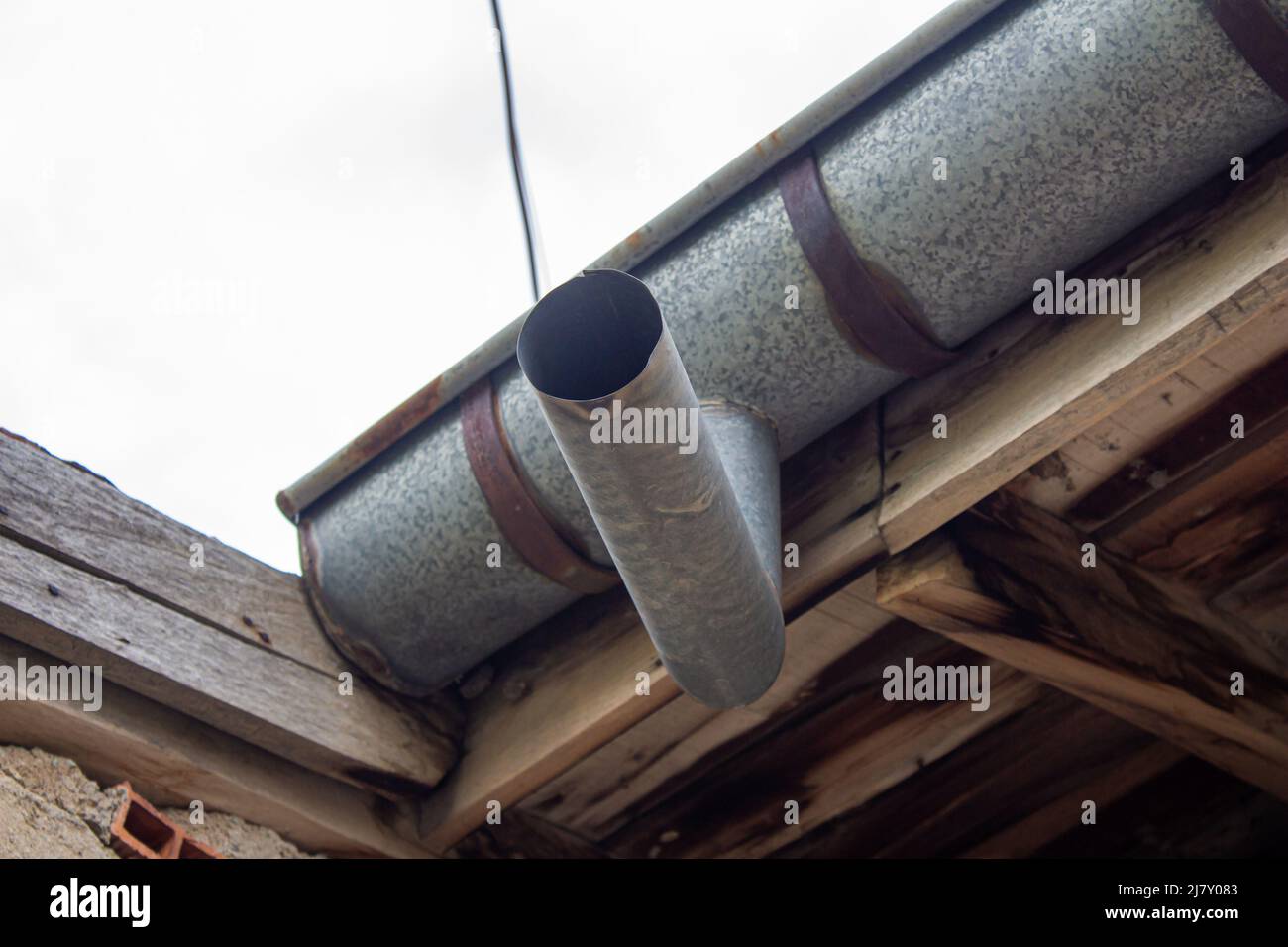 Vieux gouttières de toit en métal, gros plan. Méthode courante de vidange de l'eau de pluie. Banque D'Images