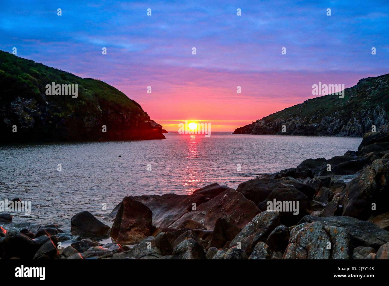 Coucher de soleil sur la plage de Port Quin sur la côte nord de Cornwall. Banque D'Images