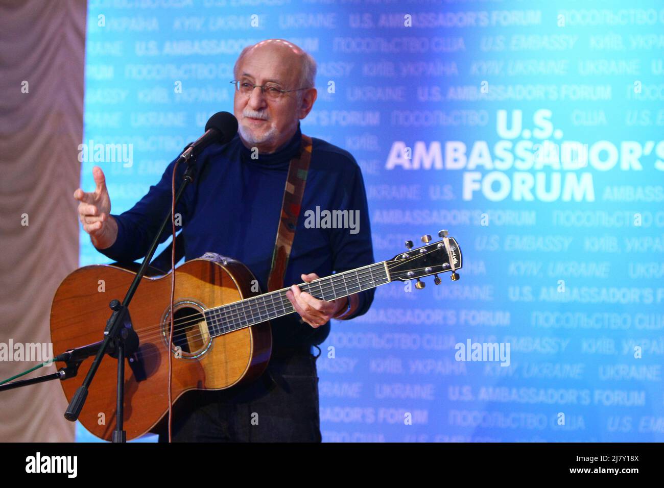 Peter Yarrow, musicien du légendaire groupe folklorique Peter, Paul et Mary, se produit au Forum des ambassadeurs des États-Unis, le 13 décembre 2012 à Kiev, en Ukraine. Banque D'Images
