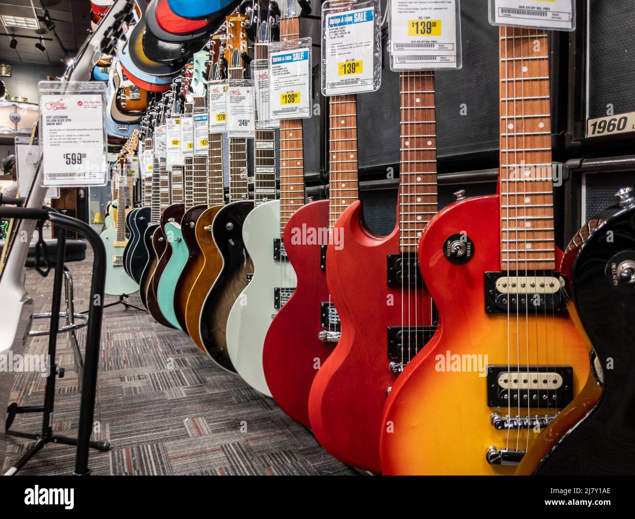 Lynnwood, WA USA - vers mai 2022: Concentration sélective sur les guitares électriques à vendre dans un magasin d'instruments de musique Guitar Center. Banque D'Images