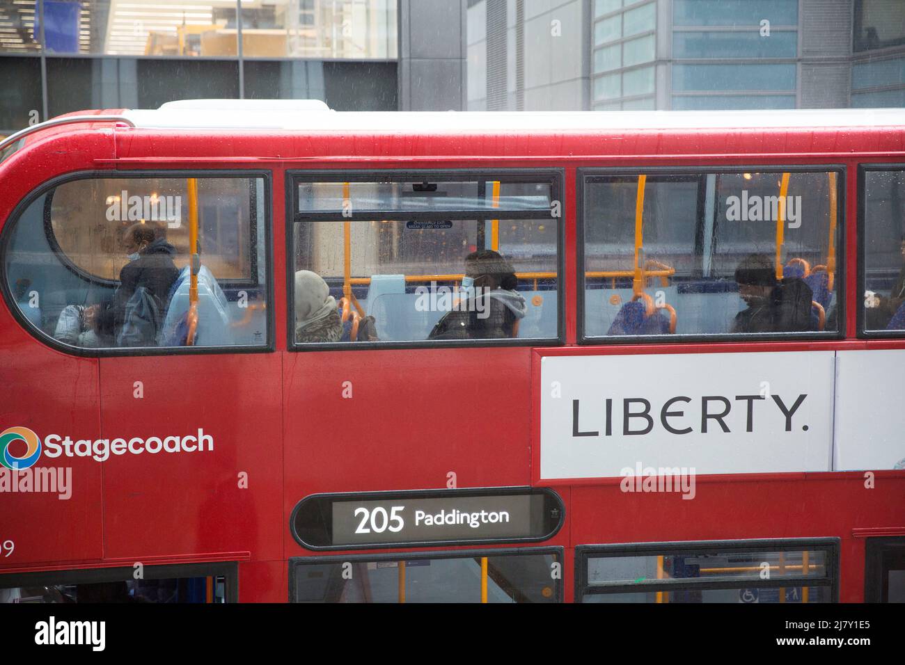 Les passagers, certains portant un masque et d'autres non, sont vus dans un bus à impériale dans la City de Londres. Banque D'Images