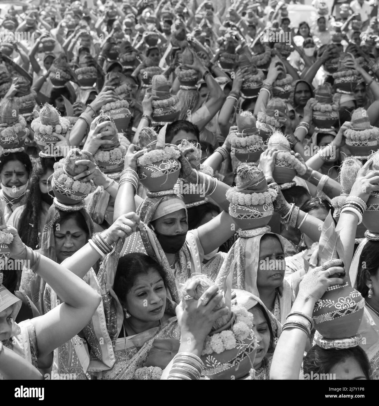 Delhi, Inde avril 03 2022 - les femmes avec Kalash à la tête pendant le temple Jagannath Mangal Kalash Yatra, les dévotés hindous indiens portent des pots de terre conteneuin Banque D'Images