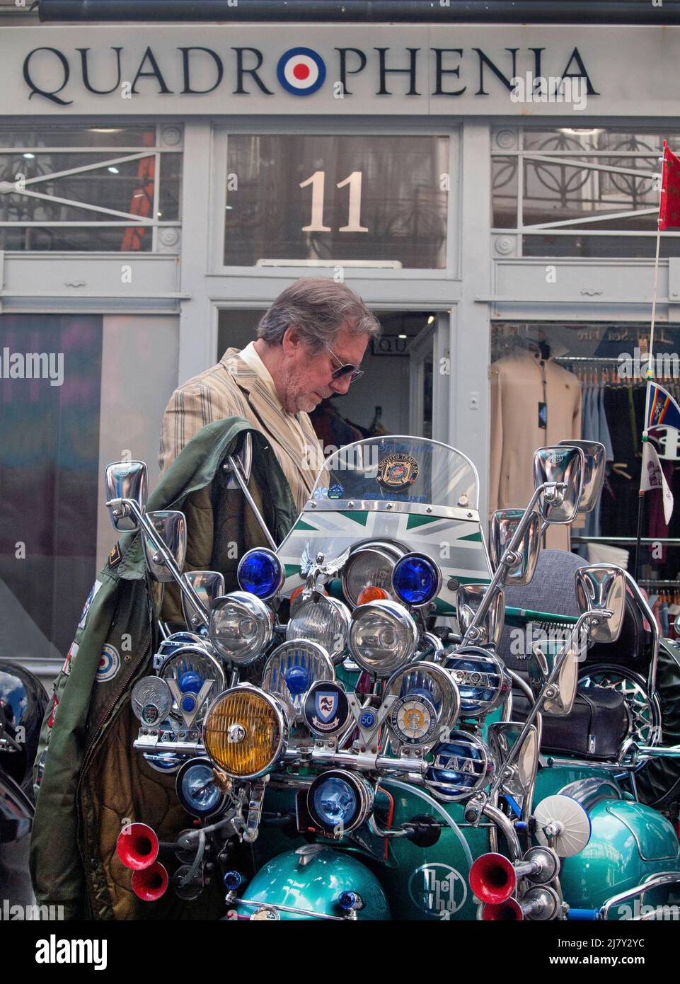 A Mod se place devant la boutique de vêtements, Quadrophenia à Brighton, Angleterre Banque D'Images