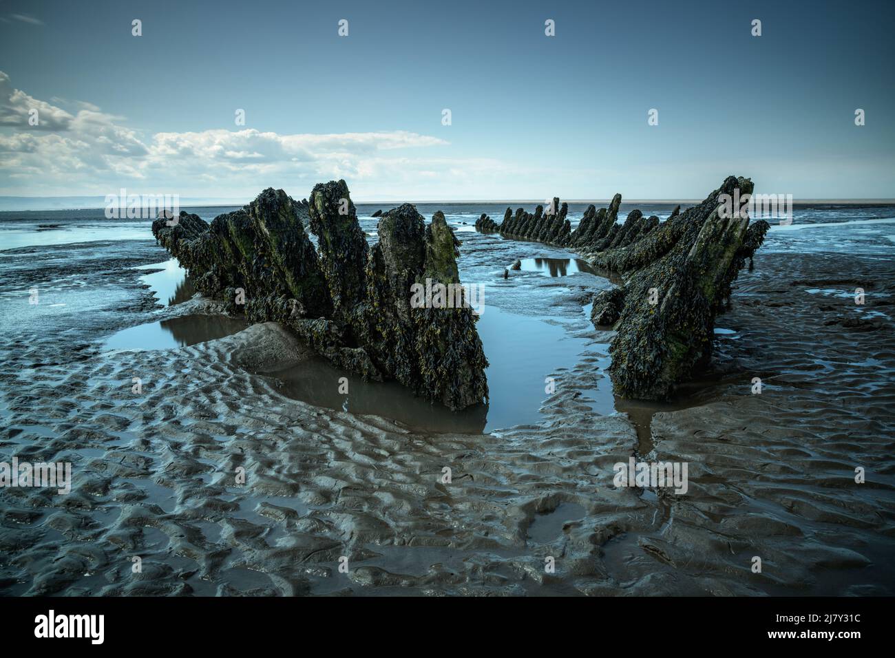 SS Nornen Shipwreck, Berrow, se reflétant dans des bassins d'eau par une journée ensoleillée Banque D'Images