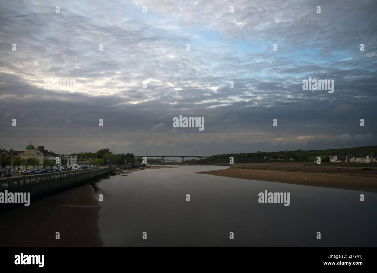 Vue sur la ville de Bideford dans le nord du Devon, Angleterre, en regardant le long de l'estuaire de Torridge jusqu'à la mer. Banque D'Images