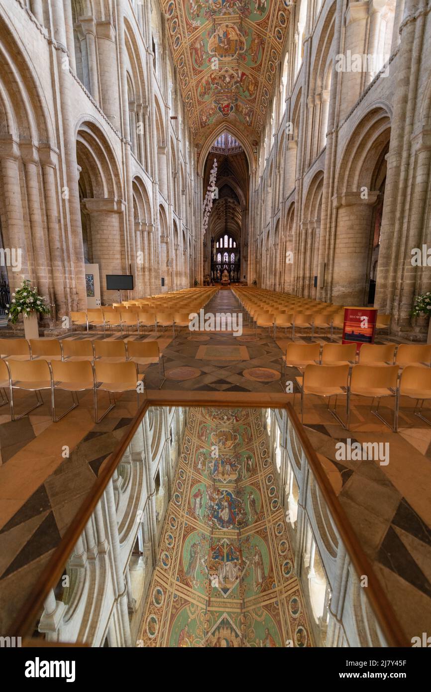 Le plafond de la cathédrale Nave of Ely se reflétait pour offrir une vue plus facile sur les peintures de Henry Styleman le Strange et Thomas Gambier Parry Banque D'Images