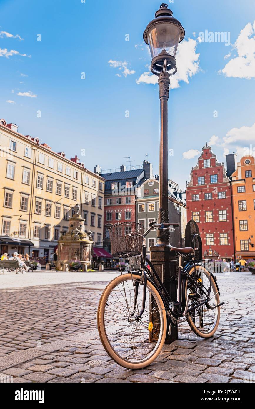 Vélo ou vélo garés sur une place pavée par un lampadaire à Stockholm Gamla Stan. Mode de vie suédois ou véhicule de transport préféré scandinave Banque D'Images