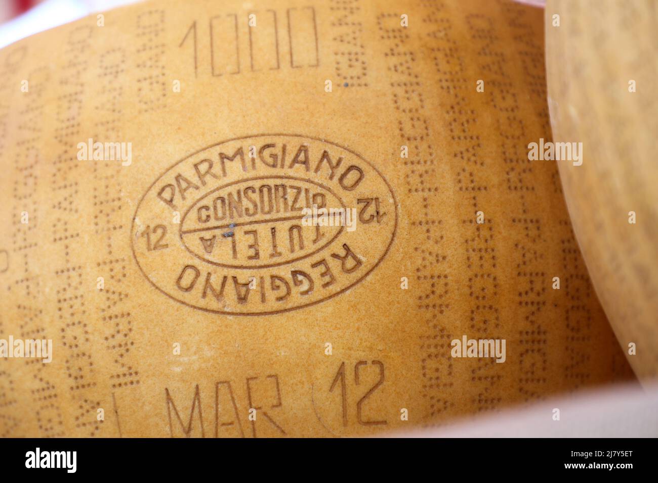 Parmigiano Reggiano pendant le marché du jardin 'Jättegrönt' le dimanche dans la vieille ville de Linköping (en suédois: Gamla Linköping), Linköping, Suède. Banque D'Images