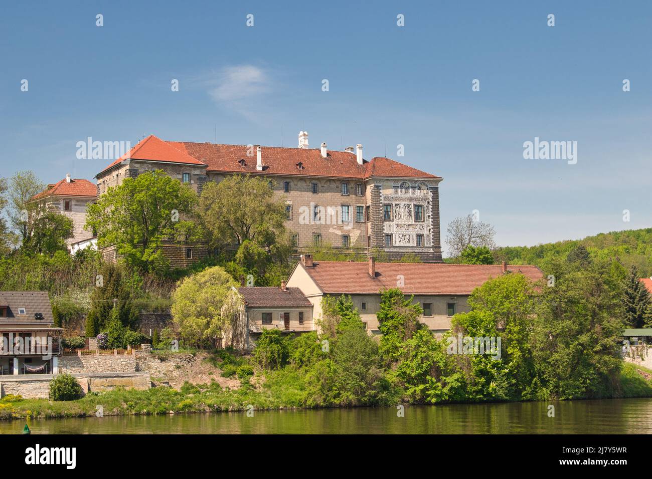 Château de Nelahozeves, vue sur la rivière Vltava. République tchèque. Banque D'Images Château de Nelahozeves, vue sur la rivière Vltava. République tchèque. Banque D'Images