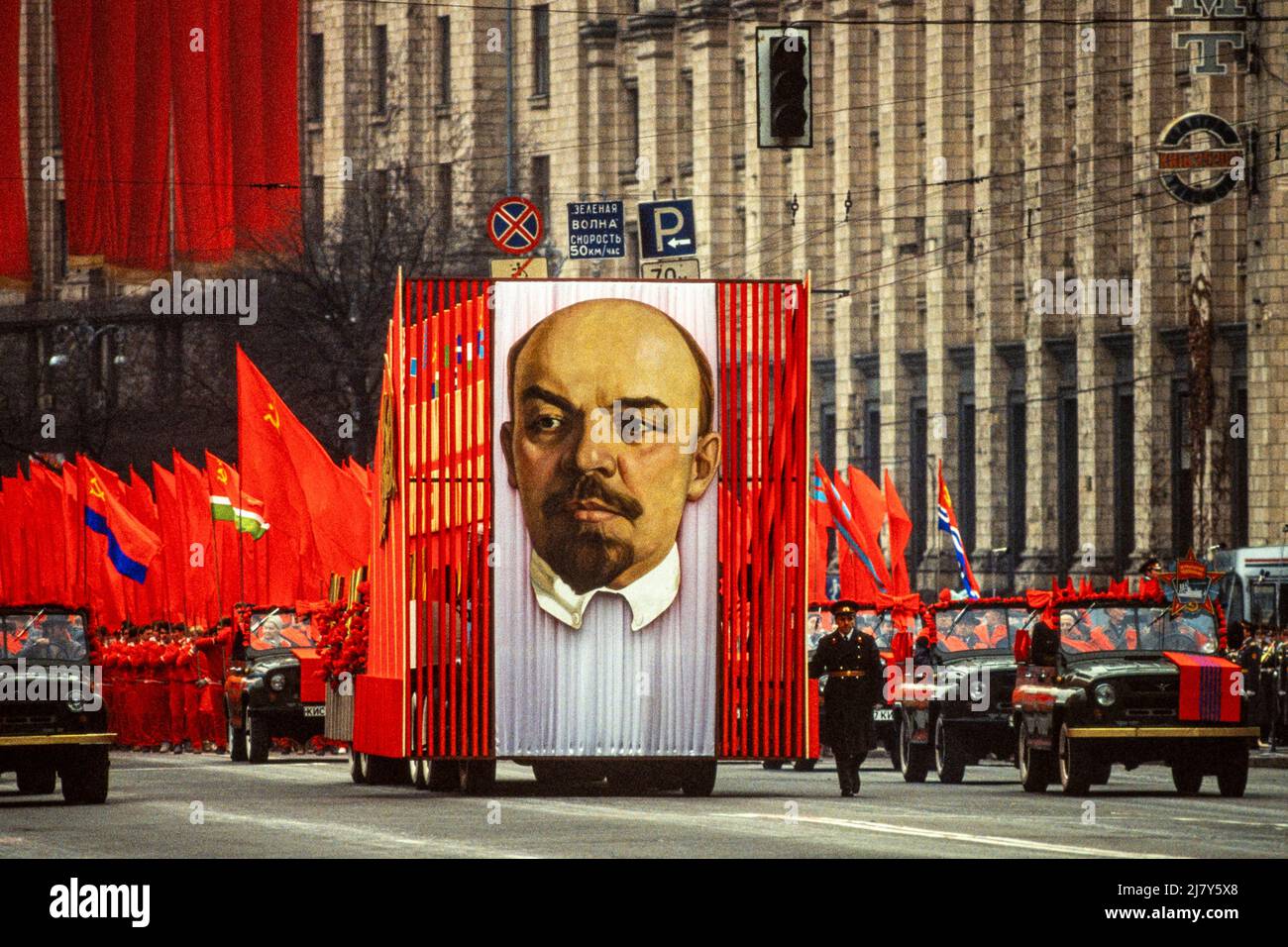 Un flotteur avec un grand portrait de Lénine mène le cortège militaire à travers le centre de Kiev, en Ukraine, dans le cadre des célébrations de la Révolution de l'URSS, le 9th octobre 1989. Banque D'Images