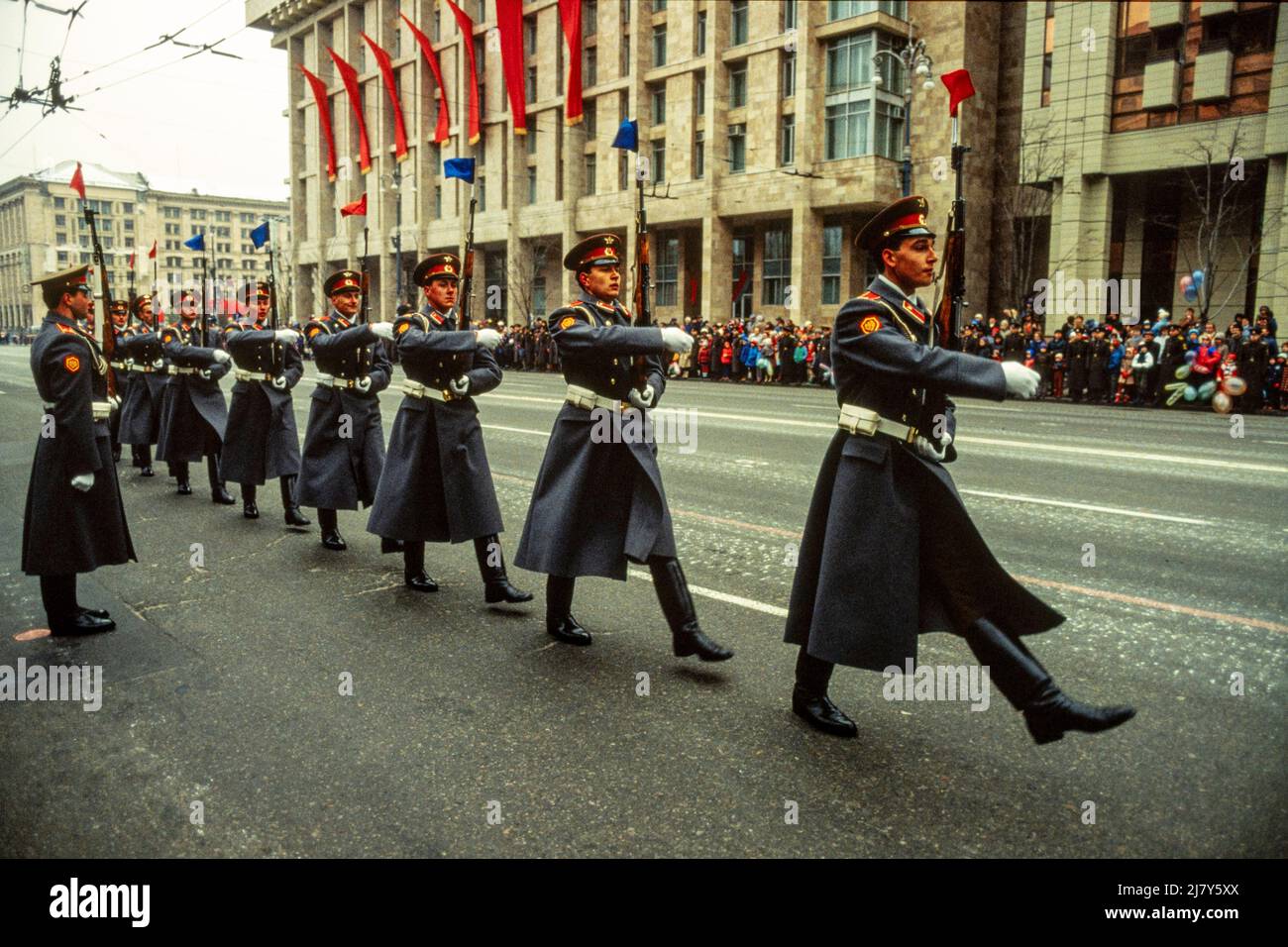 Les soldats se berce de traverser le centre de Kiev, en Ukraine, dans le cadre des célébrations de la Révolution de l'URSS, le 9th octobre 1989. Banque D'Images