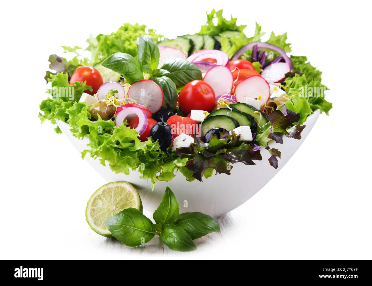 Salade de légumes bol isolé sur fond blanc Banque D'Images