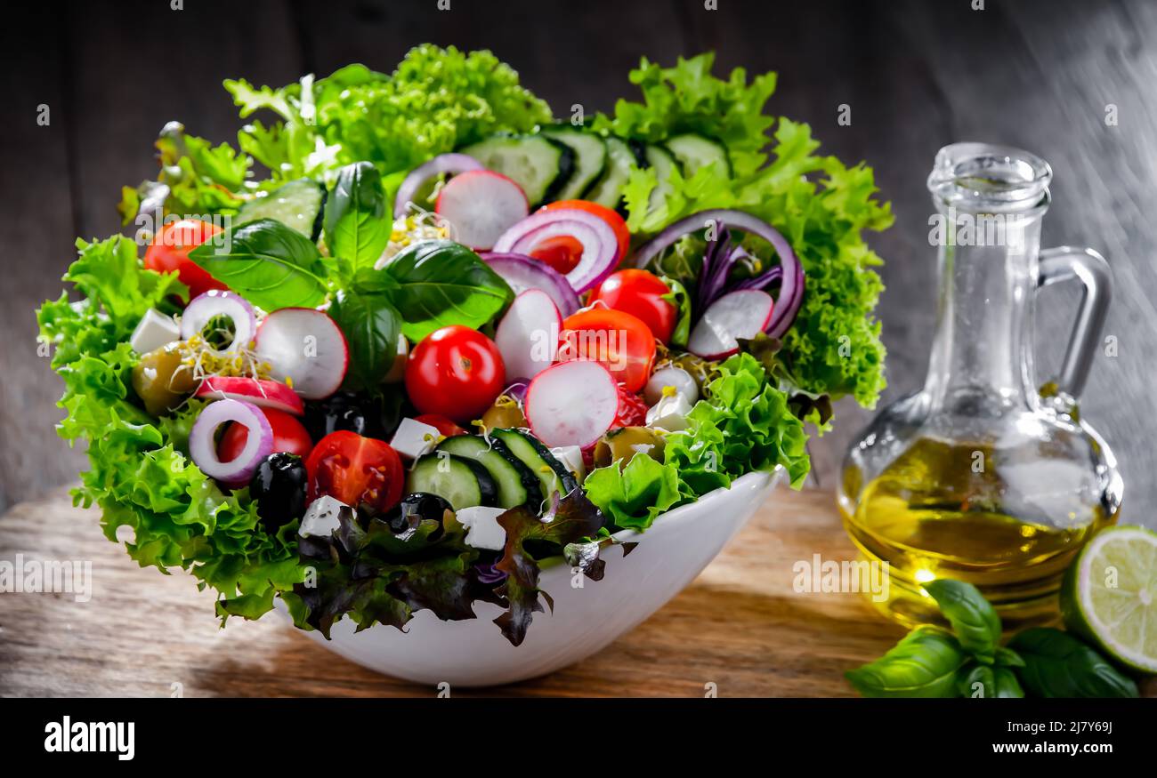 Composition avec un bol à salade de légumes. Régime équilibré. Banque D'Images