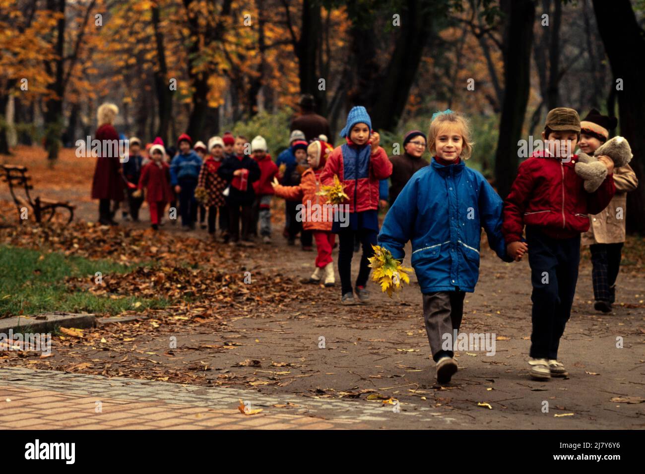 Enfants d'écoles sur une sortie dans un parc dans le centre de Lviv, Ukraine, octobre 1989 Banque D'Images