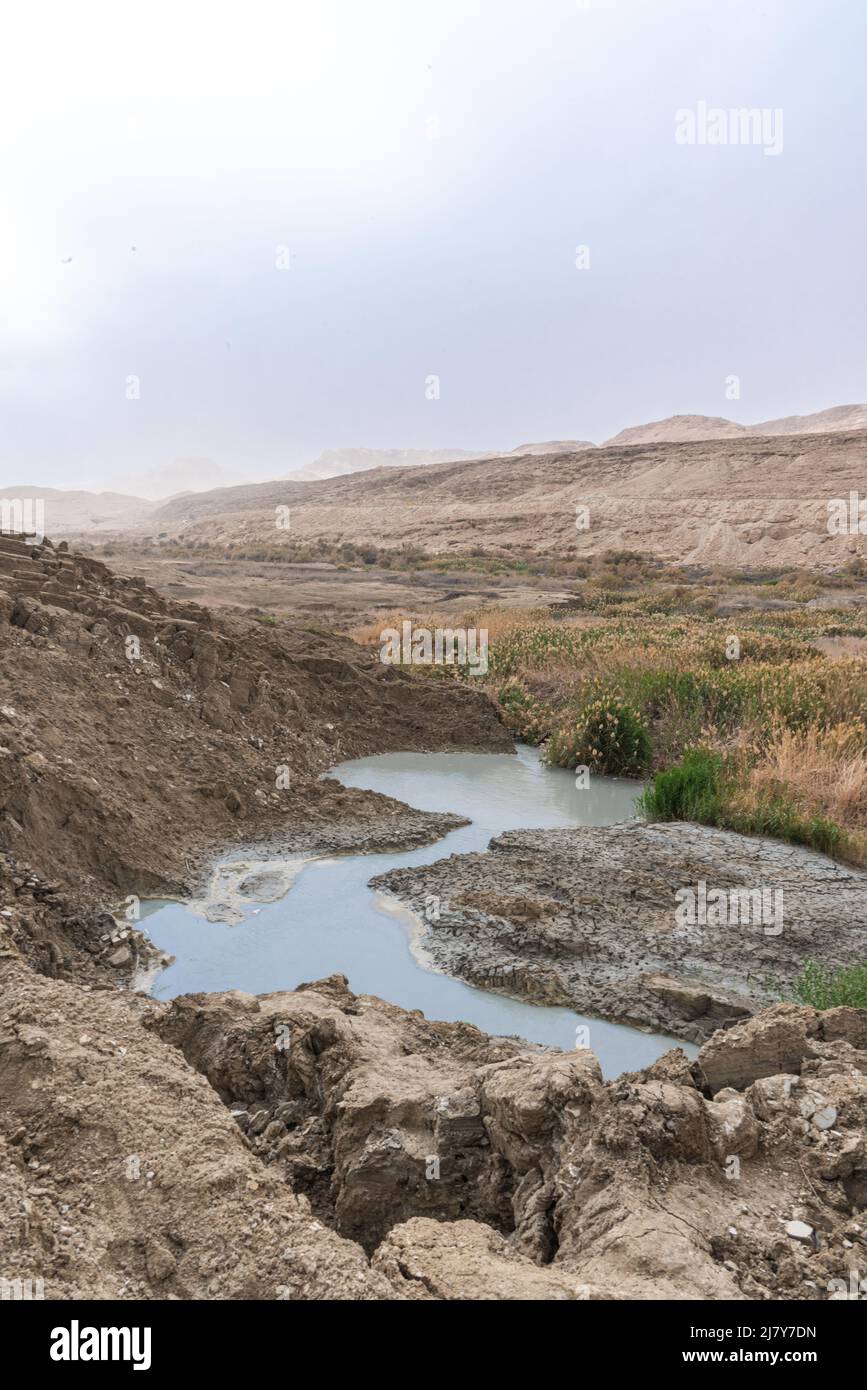 Gouffre rempli d'eau turquoise, près de la côte de la mer Morte. Trou formé lorsque le sel souterrain est dissous par intrusion d'eau douce, en raison de la chute continue du niveau de la mer. . Photo de haute qualité Banque D'Images