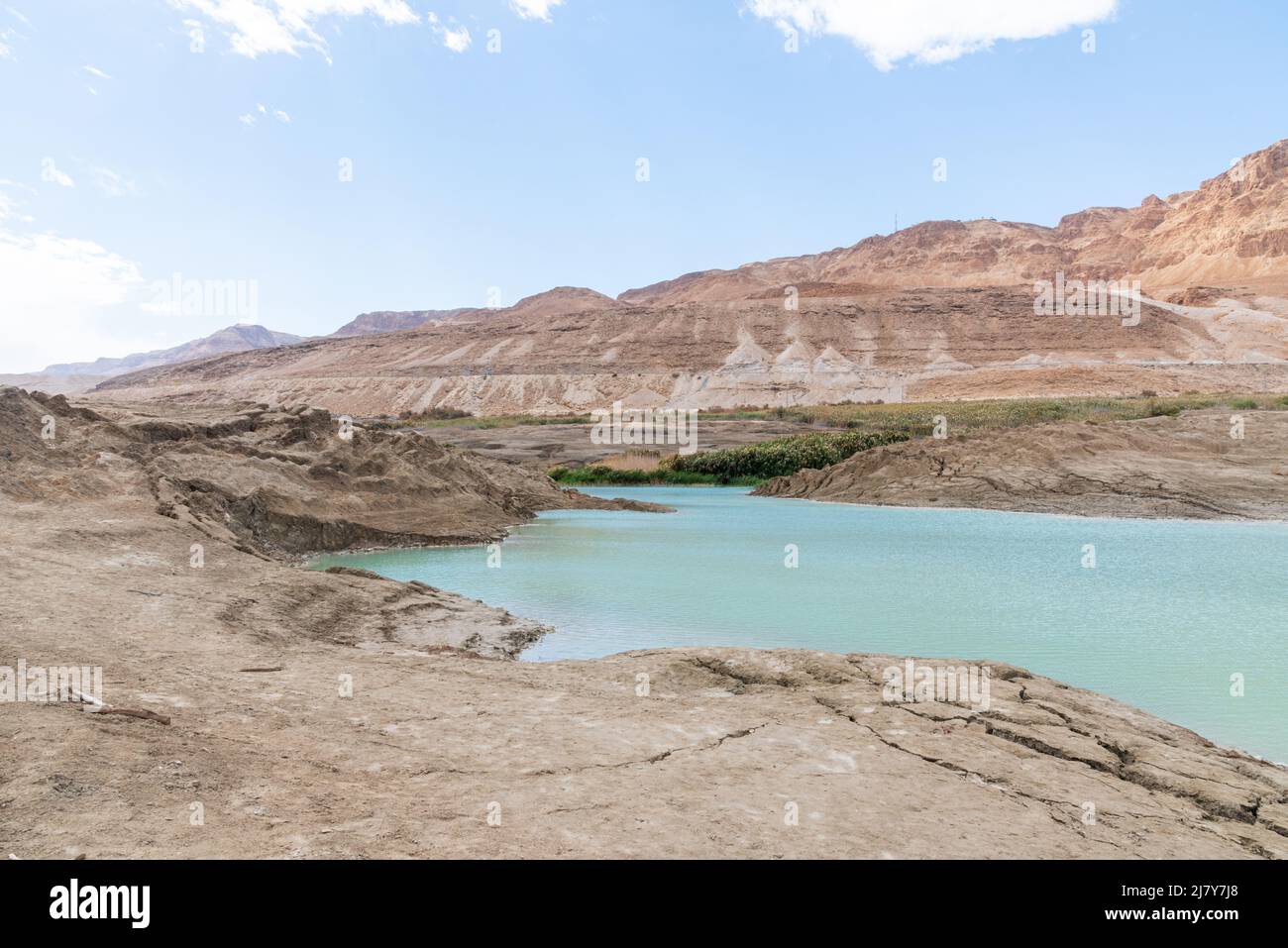 Gouffre rempli d'eau turquoise, près de la côte de la mer Morte. Trou formé lorsque le sel souterrain est dissous par intrusion d'eau douce, en raison de la chute continue du niveau de la mer. . Photo de haute qualité Banque D'Images