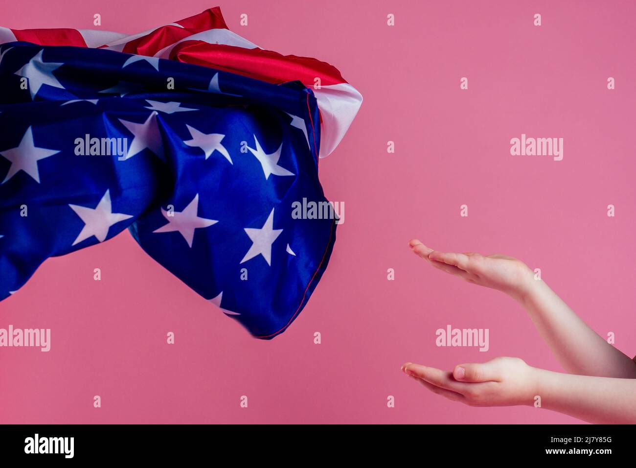 Enfant heureux avec drapeau américain Banque D'Images