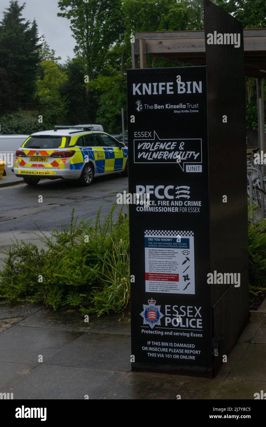 Brentwood Essex 11th mai 2022 la police d'Essex a lancé une amnistie sur les couteaux dans tout l'Essex, parallèlement au déploiement d'une nouvelle image de marque sur les boîtes à couteaux placées dans 14 sites du comté. Sur la photo se trouve le bac à couteaux du bureau de police de Brentwood. Crédit : Ian Davidson/Alay Live News Banque D'Images