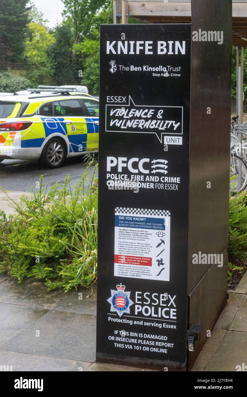 Brentwood Essex 11th mai 2022 la police d'Essex a lancé une amnistie sur les couteaux dans tout l'Essex, parallèlement au déploiement d'une nouvelle image de marque sur les boîtes à couteaux placées dans 14 sites du comté. Sur la photo se trouve le bac à couteaux du bureau de police de Brentwood. Crédit : Ian Davidson/Alay Live News Banque D'Images