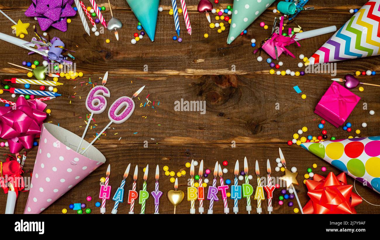 Vue de dessus de la décoration de l'espace pour les copies d'anniversaire. Joyeux anniversaire magnifique voeux avec espace pour votre texte, carte d'anniversaire avec décorations Banque D'Images