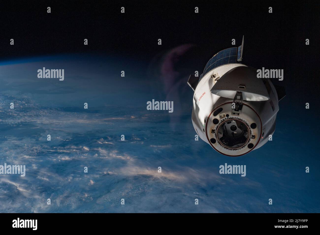 Le vaisseau d'équipage SpaceX Dragon Endurance, transportant quatre astronautes Crew-3 vers la Terre, est vu depuis une fenêtre sur la Station spatiale internationale après le désancrage du module Harmony à l'avant du port le 5 mai 2022 à Earth Orbit. Le commandant Raja Chari de l'équipage-3, le pilote dirigé Tom Marshburn et les spécialistes de mission Kayla Barron et Matthias Maurer retournent sur terre à bord de la capsule. Banque D'Images