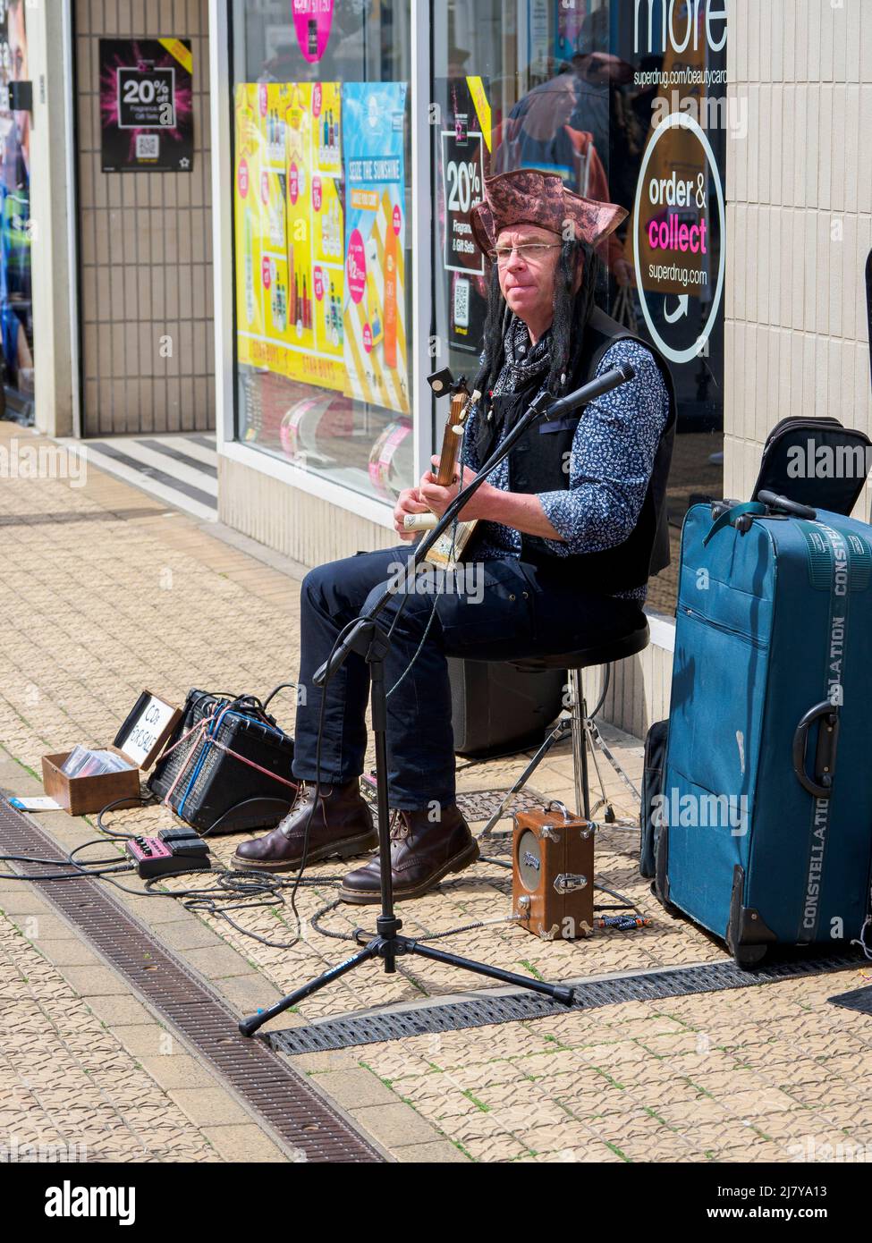 Busker au Brixham Pirate Festival 2022, Devon, Royaume-Uni Banque D'Images