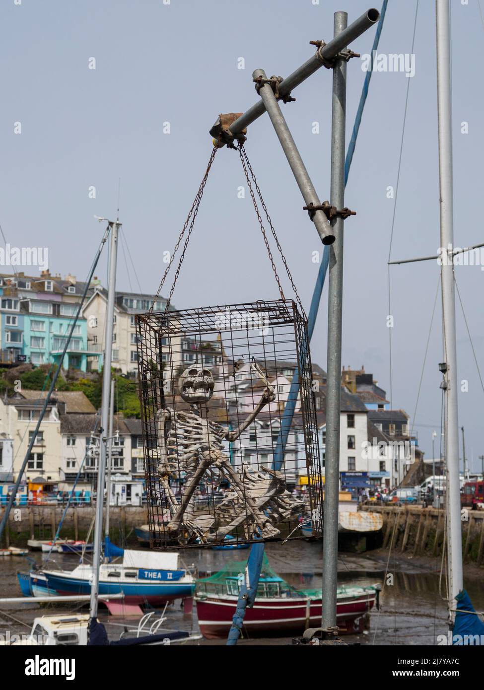 Squelette dans une cage surplombant le port au Brixham Pirate Festival 2022, Devon, Royaume-Uni Banque D'Images