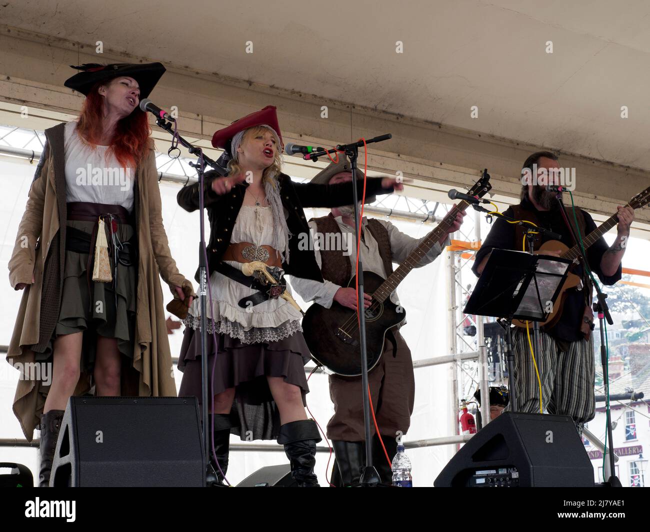 The Boarding Crew, groupe local de chesil Bay, qui se déroule au Brixham Pirate Festival 2022, Devon, Royaume-Uni Banque D'Images