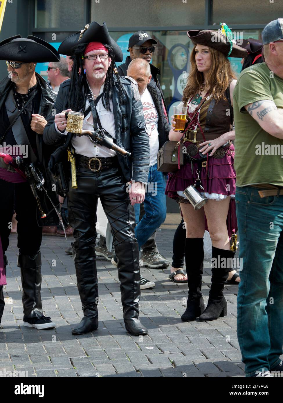 Homme d'âge moyen habillé comme un pirate, Brixham Pirate Festival 2022, Devon, Royaume-Uni Banque D'Images