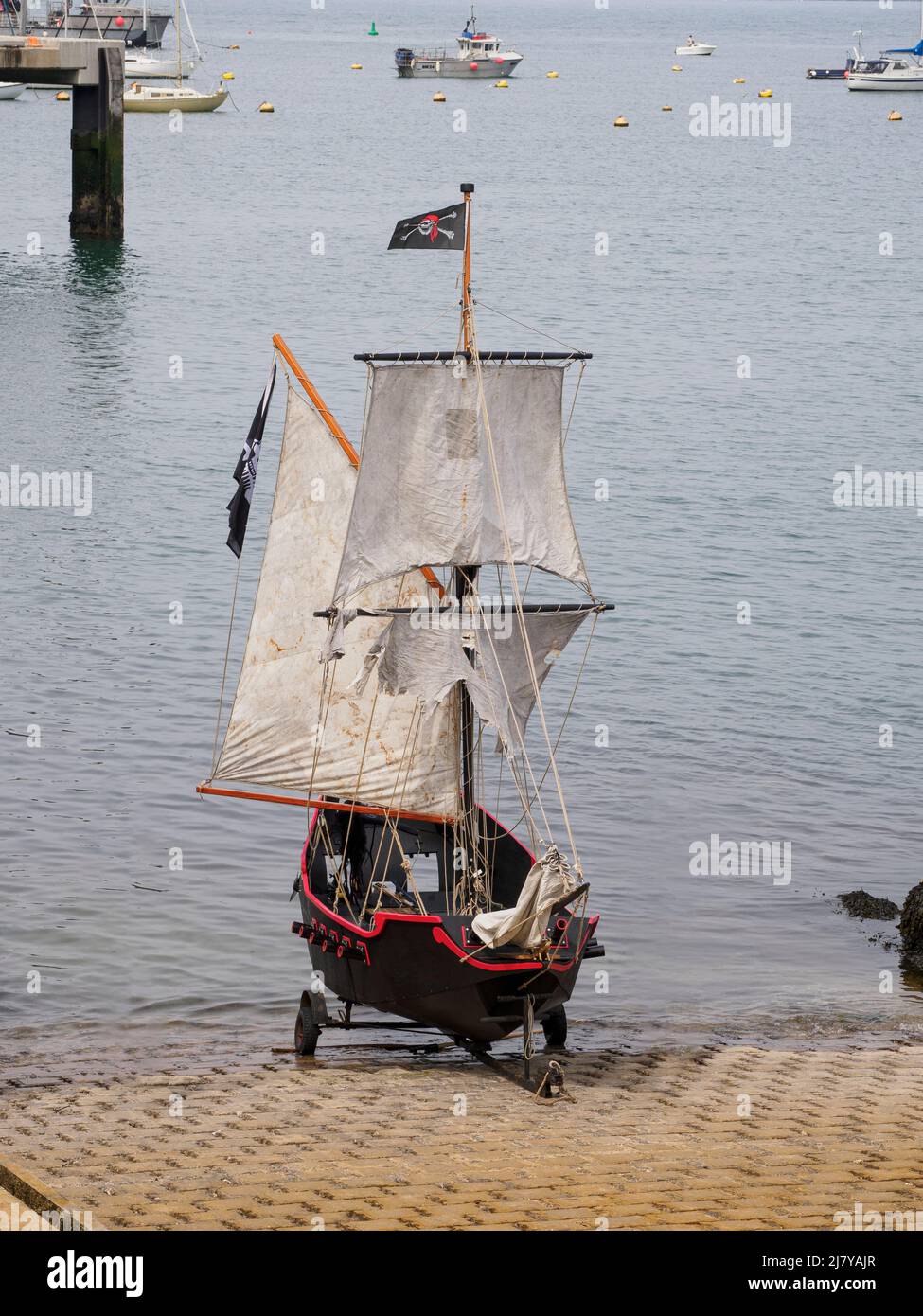 Bateau pirate dériveur au Brixham Pirate Festival 2022, Devon, Royaume-Uni Banque D'Images