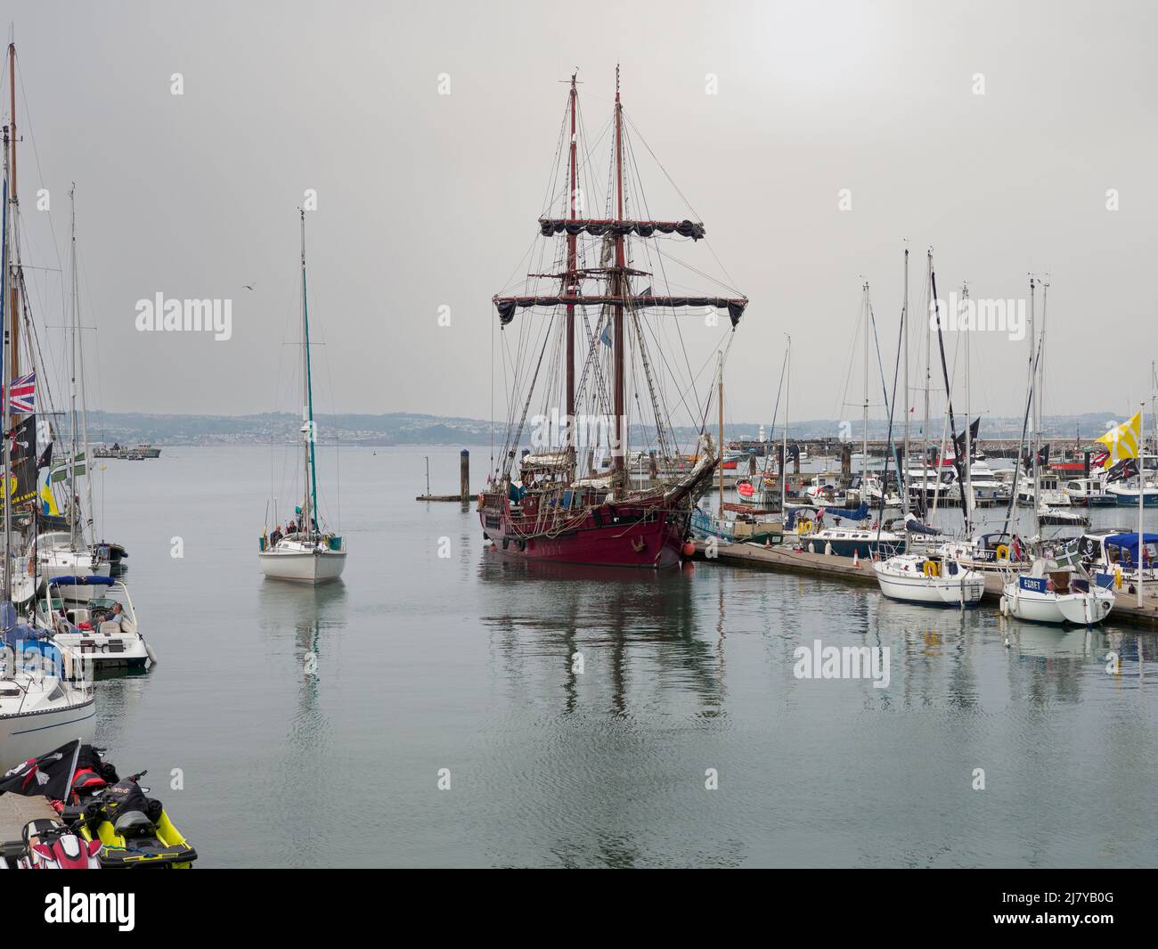 Grand navire Atyla dans le port de plaisance de Brixham pour le festival des pirates. Banque D'Images