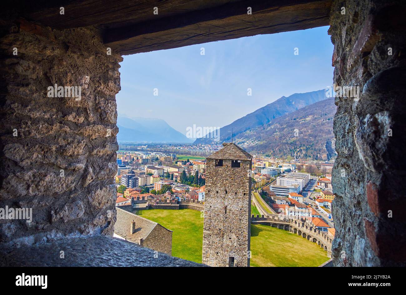 La vue par la petite fenêtre sur la tour médiévale Torre Nera de la forteresse de Castelgrande, Bellinzona, Suisse Banque D'Images