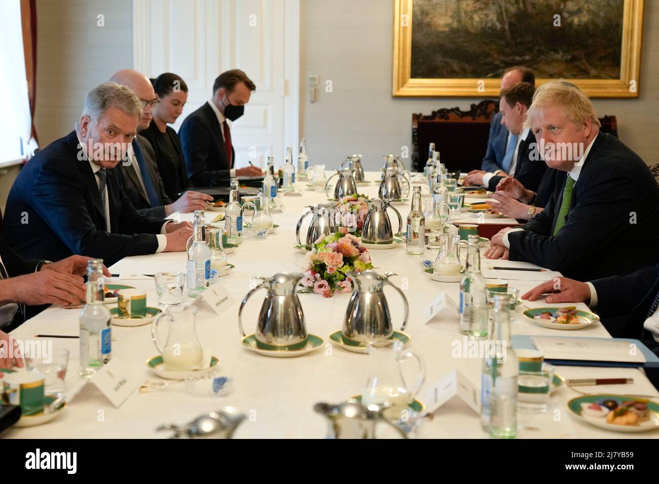 Le Premier ministre Boris Johnson (à droite) se trouve en face du président finlandais Sauli Niinisto (à gauche) lorsqu'ils se rencontrent au Palais présidentiel d'Helsinki, en Finlande. Date de la photo: Mercredi 11 mai 2022. Banque D'Images