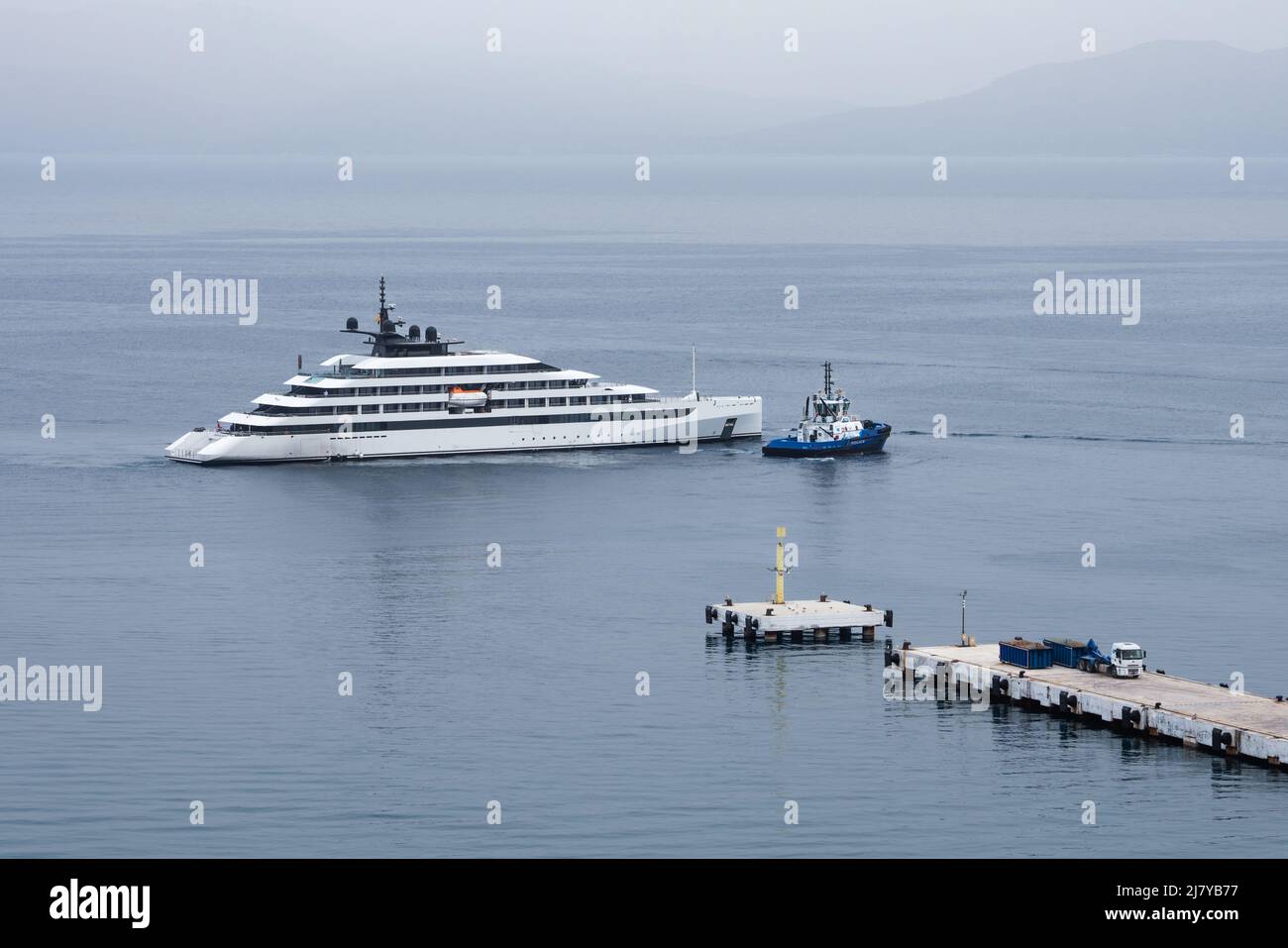 Yacht de luxe escorté par un bateau de police en Turquie méditerranéenne. Banque D'Images