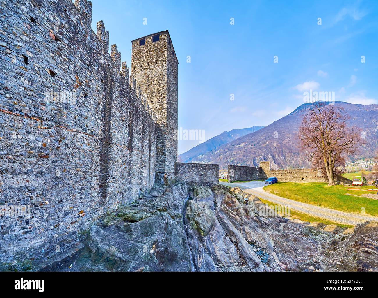 Les remparts de la ville avec la tour Torre Nera de la forteresse de Castelgrande, Bellinzona, Suisse Banque D'Images