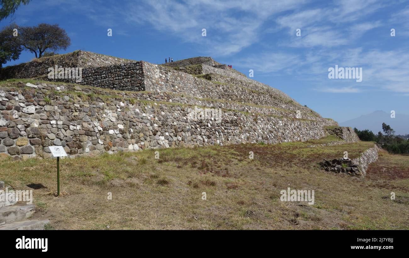 La Pyramide des fleurs, site archéologique précolombien de Xochitecatl à Tlaxcala, Mexique. Xochitecatl signifie le lieu de la lignée des fleurs Banque D'Images
