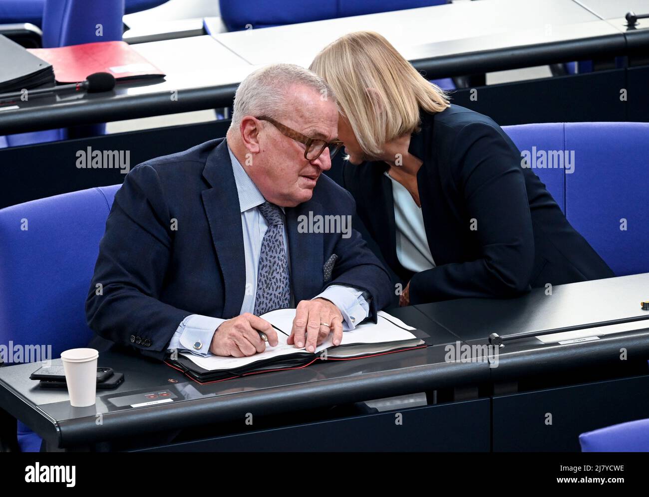 Berlin, Allemagne. 11th mai 2022. Thomas Sattelberger (FDP), secrétaire d'État parlementaire, et Bettina Hoffmann, secrétaire d'État parlementaire, assistent à la session de 33rd du Bundestag. Le thème de l'Aktuelle Stunde est « produire plus de nourriture au lieu de mettre de côté les terres arables ». Credit: Britta Pedersen/dpa/Alay Live News Banque D'Images