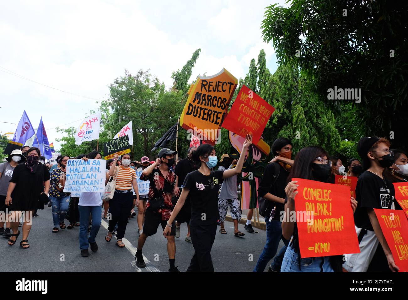 Manille, Philippines. 11th mai 2022. Un jour après les élections nationales, les groupes de la société civile et les organisations étudiantes défilent dans les rues de Manille pour manifester leur protestation contre les résultats partiels injustes et discutables de la Commission électorale (COMELEC). Le décompte initial montre que Ferdinand « Bongbong » Marcos Jr., le fils du défunt dictateur Marcos, avait obtenu près de 30 millions de voix pour couvrir les 90% de ceux qui avaient voté. Banque D'Images