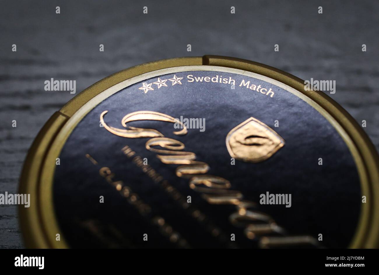 Le Conseil d'administration de Swedish Match AB a pris note des récentes spéculations et confirme que les discussions avec Philip Morris International Inc. Concernant une éventuelle offre publique de rachat de Swedish Match sont en cours. Il ne peut y avoir de certitude qu'une offre sera faite, ni quant aux termes de cette offre potentielle, écrit la société dans un communiqué de presse. Dans la photo: Général original snus. Banque D'Images