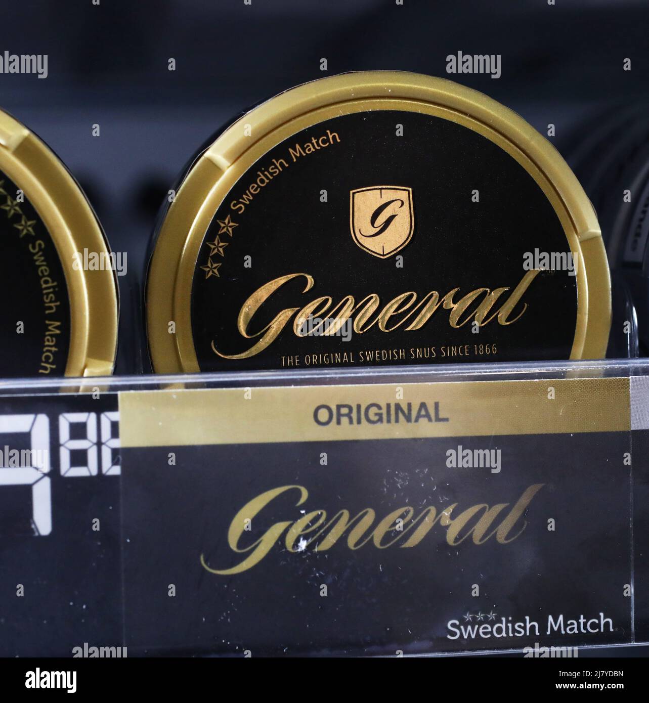 Le Conseil d'administration de Swedish Match AB a pris note des récentes spéculations et confirme que les discussions avec Philip Morris International Inc. Concernant une éventuelle offre publique de rachat de Swedish Match sont en cours. Il ne peut y avoir de certitude qu'une offre sera faite, ni quant aux termes de cette offre potentielle, écrit la société dans un communiqué de presse. Dans la photo: Général original snus. Banque D'Images