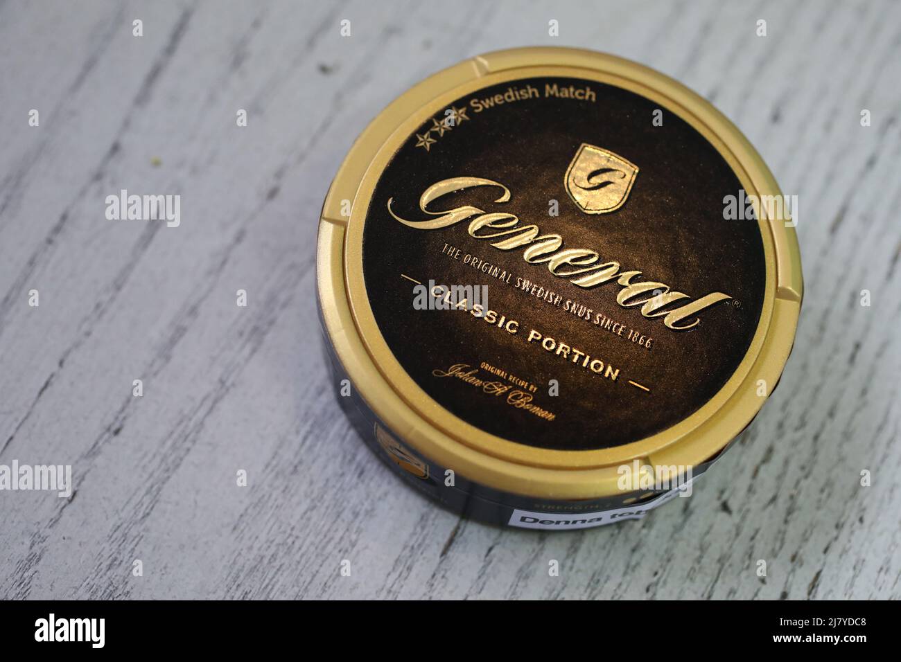 Le Conseil d'administration de Swedish Match AB a pris note des récentes spéculations et confirme que les discussions avec Philip Morris International Inc. Concernant une éventuelle offre publique de rachat de Swedish Match sont en cours. Il ne peut y avoir de certitude qu'une offre sera faite, ni quant aux termes de cette offre potentielle, écrit la société dans un communiqué de presse. Dans la photo: Général original snus. Banque D'Images